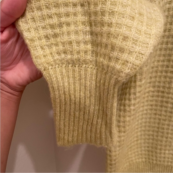 Vero Moda Waffle Knit V-Neck Sweater Women’s Large Yellow Green NWT - Picture 2 of 7